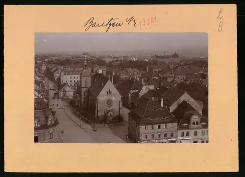Fotografie Brück & Sohn Meissen, Ansicht Bautzen, Blick in den Ort mit Kirche und Geschäften