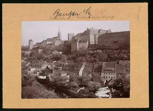 Fotografie Brück & Sohn Meissen, Ansicht Bautzen, Wohnhäuser unterm Schloss mit Blick zur Petrikirche, Schloss Ortenburg