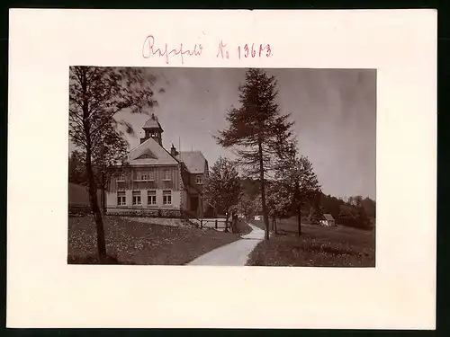 Fotografie Brück & Sohn Meissen, Ansicht Rehefeld i. Erzg., Partie an der Neuen Schule mit Glockenturm