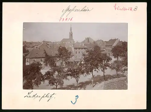 Fotografie Brück & Sohn Meissen, Ansicht Grossenhain i. Sa., Blick auf den Lindenplatz mit Geschäften