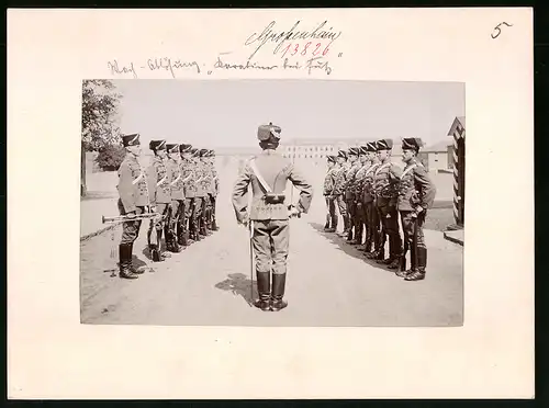 Fotografie Brück & Sohn Meissen, Ansicht Grossenhain, Wachablösung des 1. Husaren-Regiment König Albert Nr. 18