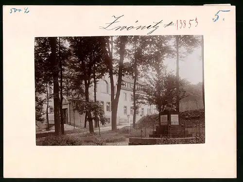 Fotografie Brück & Sohn Meissen, Ansicht Zwönitz, Partie am Amtsgericht mit Denkmal