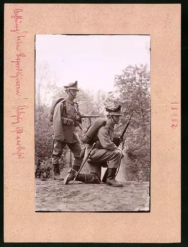 Fotografie Brück & Sohn Meissen, Ansicht unbekannter Ort, Soldaten des Kgl. Sächs. Schützen-Regiment Nr. 180, auf Lauer