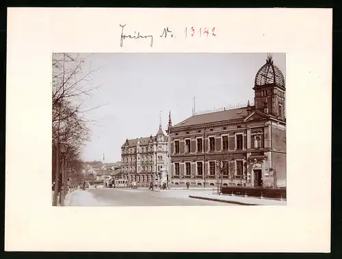 Fotografie Brück & Sohn Meissen, Ansicht Freiberg i. Sa., Strassenpartie an der Post mit Strassenbahn