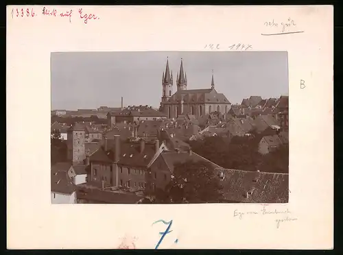 Fotografie Brück & Sohn Meissen, Ansicht Eger, Blick über die Dächer der Stadt auf die Kirche