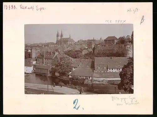 Fotografie Brück & Sohn Meissen, Ansicht Eger, Blick über die Eger auf die Stadt mit Kirche