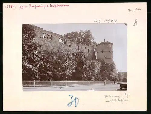 Fotografie Brück & Sohn Meissen, Ansicht Eger, Strassenpartie an der Kaiserburg und Mühltorturm