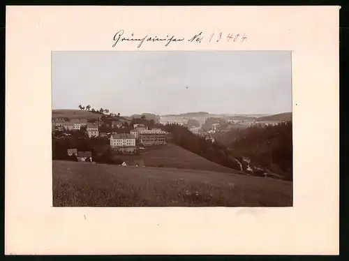 Fotografie Brück & Sohn Meissen, Ansicht Grünhainichen i. Erzg., Teilansicht der Stadt mit Haus im Baugerüst