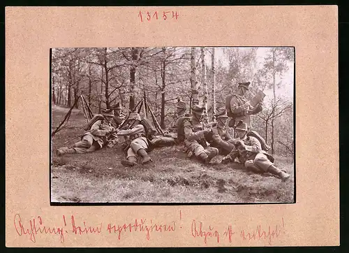 Fotografie Brück & Sohn Meissen, Ansicht unbekannter Ort, Sächsisches Schützen-Regiment Nr. 108 rastet im Wald