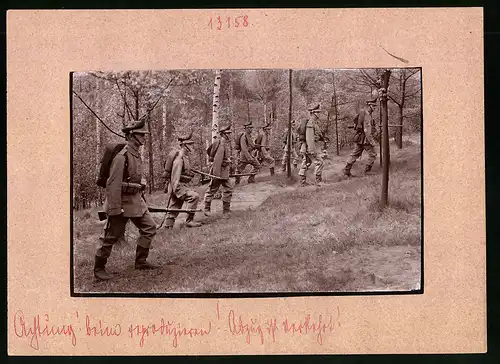 Fotografie Brück & Sohn Meissen, Ansicht unbekannter Ort, Sächsisches Schützen-Regiment Nr. 108 durchstreift den Wald