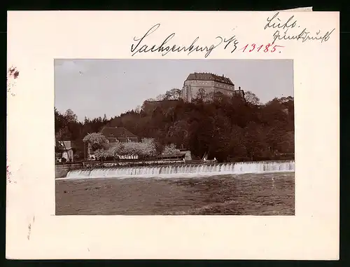 Fotografie Brück & Sohn Meissen, Ansicht Sachsenburg, Blick vom Wehr auf das Schloss