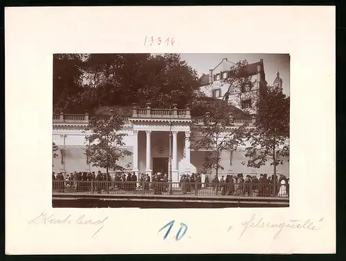 Fotografie Brück & Sohn Meissen, Ansicht Karlsbad, Partie an der Felsenquelle mit Kurgästen