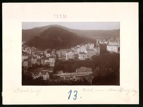 Fotografie Brück & Sohn Meissen, Ansicht Karlsbad, Blick vom Dreikreuzberg auf die Stadt mit Kolonnade