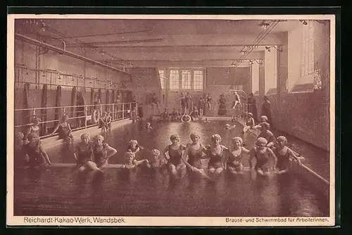 AK Hamburg-Wandsbek, Arbeiterinnen im Schwimmbad des Reichardt-Kakao-Werkes