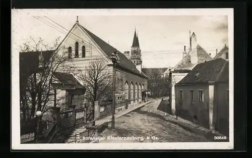 AK Klosterneuburg, Strassenpartie am Stiftskeller, Gasthaus