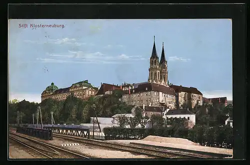 AK Stift Klosterneuburg, Blick auf das Stift von den Gleisen aus