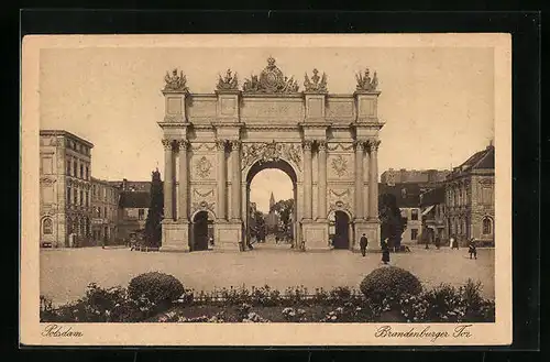 AK Potsdam, Passanten am Brandenburger Tor