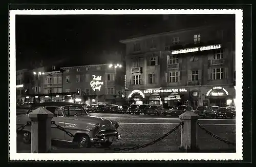 AK Bozen, Nachtbild der Stadt mit Hotel und Cafe