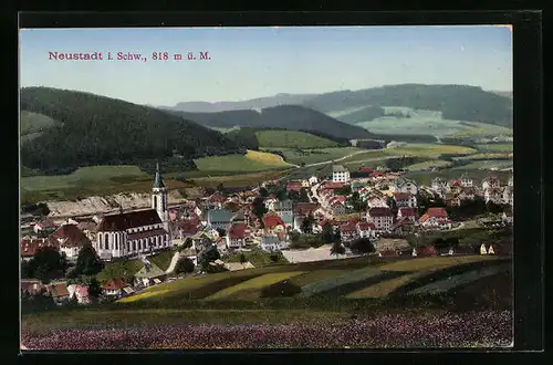 AK Neustadt im Schwarzwald, Generalansicht mit der Kirche am Stadtrand