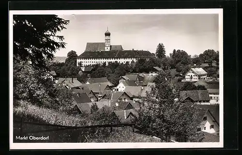 AK Markt Oberdorf, Blick über die Dächer der Ortschaft zum Kirchturm hin