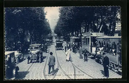 AK Marseille, Cours Belsunce, Passanten an den Strassenbahnen