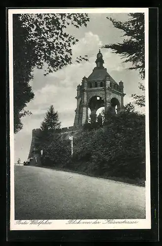 AK Porta Westfalica, Kaiser Wilhelm-Denkmal von der Kaiserstrasse aus gesehen