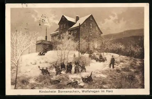AK Wolfshagen im Harz, Kinderheim Sonnenschein mit Kindern auf Schlitten im Schnee