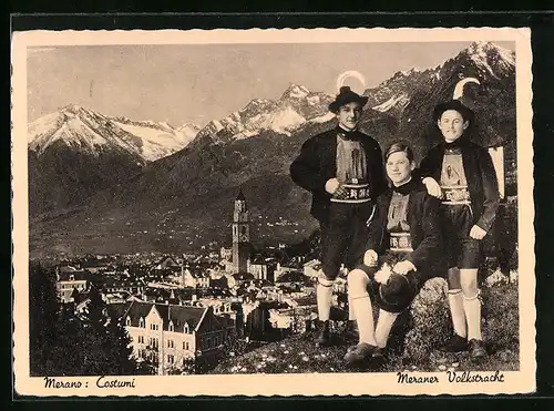 AK Meran, Ortsansicht mit Burschen in Meraner Volkstracht