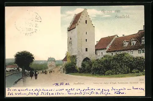 AK Saalfeld, Saalthor mit Passanten am Flussufer