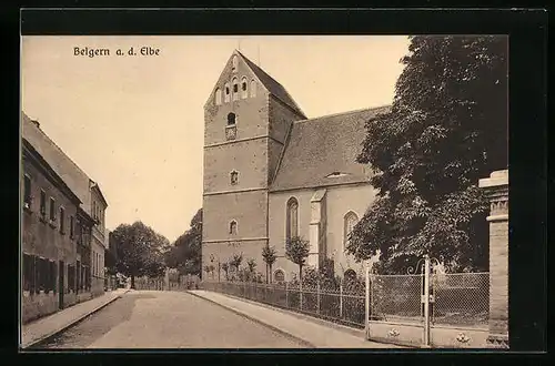 AK Belgern a. d. Elbe, Strassenpartie mit Kirche