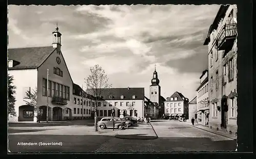 AK Attendorn / Sauerland, Markt mit Kirche und Rathaus
