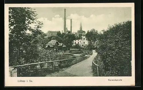 AK Löbau i. Sa., Vorwerkstrasse mit Gebäudeansicht