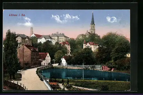 AK Löbau /Sa., Ortspartie am Teich mit Blick auf Kirchturm