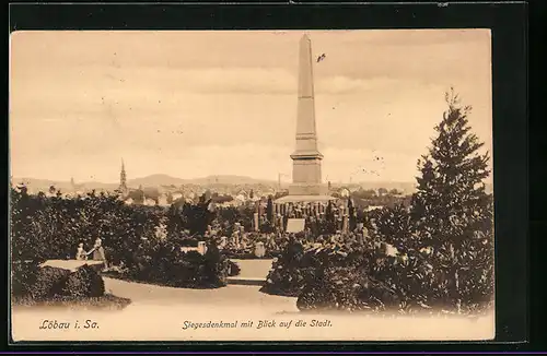 AK Löbau /Sa., Siegesdenkmal mit Blick auf die Stadt
