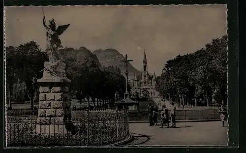 Zelluloid-AK Lourdes, Saint Michel et la Basilique