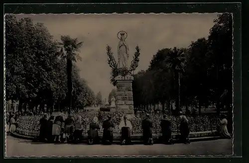 Zelluloid-AK Lourdes, La Vierge Couronnee