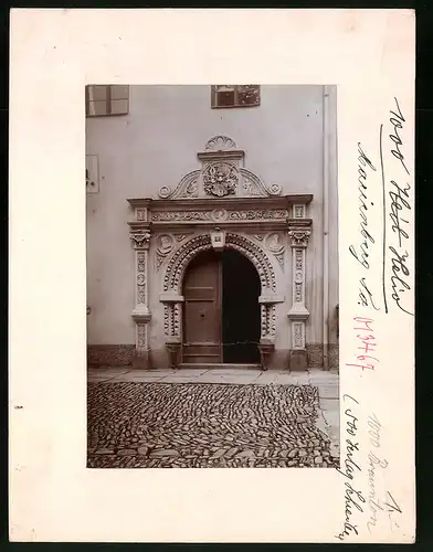 Fotografie Brück & Sohn Meissen, Ansicht Marienberg i. Sa., Blick auf das Portal des Rathauses mit halb offenen Tür