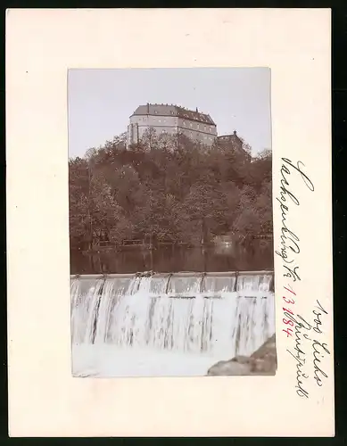 Fotografie Brück & Sohn Meissen, Ansicht Sachsenburg i. Sa., Blick vom Wehr auf das Schloss Sachsenburg
