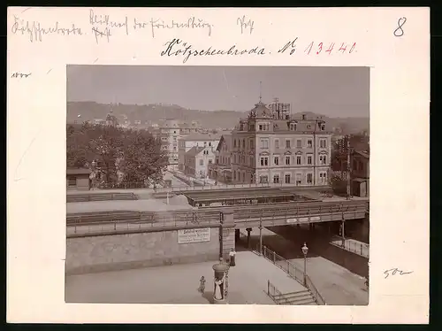 Fotografie Brück & Sohn Meissen, Ansicht Kötzschenbroda, Eisenbahnbrücke mit Litfasssäule und Post in der Bahnhofstrasse