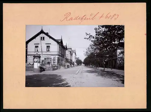 Fotografie Brück & Sohn Meissen, Ansicht Radebeul, Bahnhofstrasse, Colonialwarengeschöft Hermann Hünch, Litfasssäule