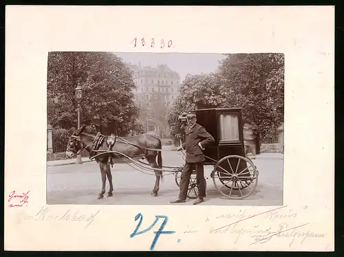 Fotografie Brück & Sohn Meissen, Ansicht Karlsbad, Kutscher mit Eselsgespann posiert in der Stadt