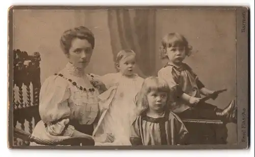 Fotografie Emil Flasche, Barmen, Heckinghauser-Str. 25, Mutter im Kleid mit ihren drei Töchtern, Mutterglück