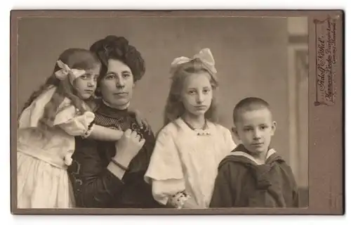 Fotografie Adolf Nöthel, Hannover-Linden, Deisterstrasse 1, Mutter mit ihren Töchtern, Schleifen im Haar, Mutterglück