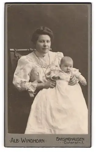 Fotografie Alb Windhorn, Barsinghausen, Mutter mit Kleinkind im langen Kleidchen auf dem Arm, Mutterglück
