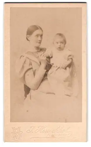 Fotografie J. Heuschkel, Rathenow a. H., Portrait Mutter mit ihrem Kind, Mutterglück
