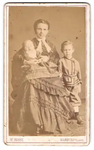 Fotografie W. Risse, Marburg a. Lahn, Mutter im langen gerüschten Kleid mit ihren Kindern, Mutterglück