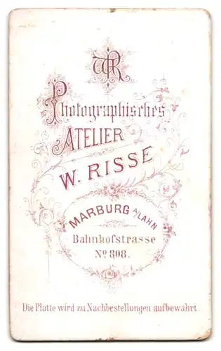 Fotografie W. Risse, Marburg a. Lahn, Mutter im langen gerüschten Kleid mit ihren Kindern, Mutterglück