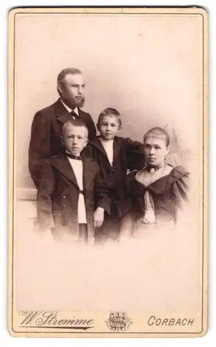 Fotografie W. Stremme, Corbach, Vater und Mutter mit ihren Söhnen im Portrait, Mutterglück