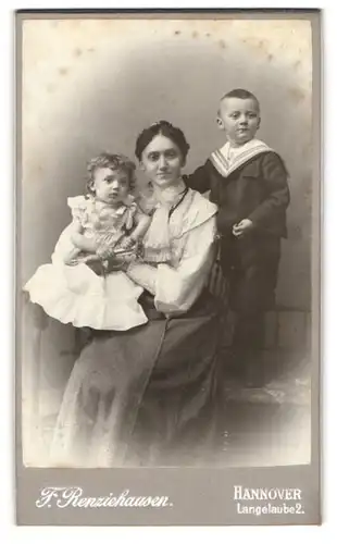 Fotografie F. Renziehausen, Hannover, Mutter neben Ihren Kinden, Söhnchen im Matrosenanzug, Mutterglück