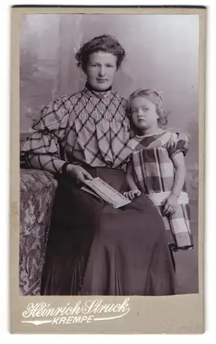 Fotografie Heinrich Struck, Krempe, Mutter mit Buch in der Hand neben ihrer Tochter im karierten Kleid, Mutterglück